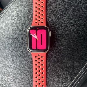 Apple Watch series 8 Wi-Fi + Cellular, silver, 41mm. Like new, worn for 1 month.